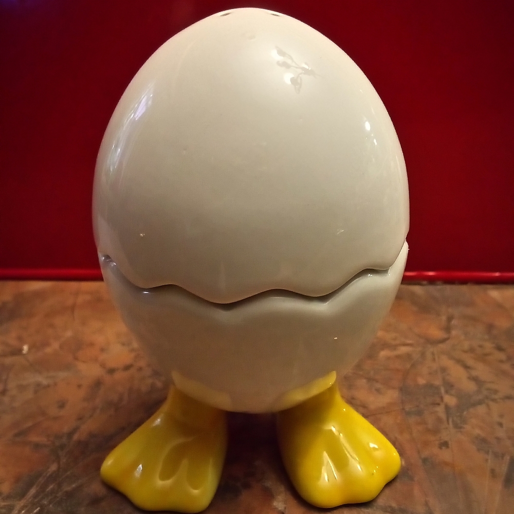 Vintage Ceramic Bella Casa Stacking Egg Salt & Pepper Shakers.